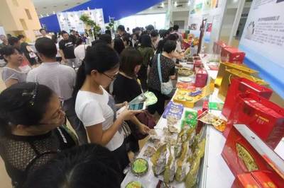 創(chuàng)富泰州丨現(xiàn)場(chǎng)烘烤的黃橋燒餅實(shí)在太誘人！泰興主題日美食指南